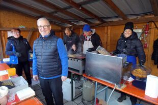 2024-12-2-BI-bia-Weihnachtsmarkt-und-FVB Bewirtung_FVB-Burger,Curly Fries,Merquez