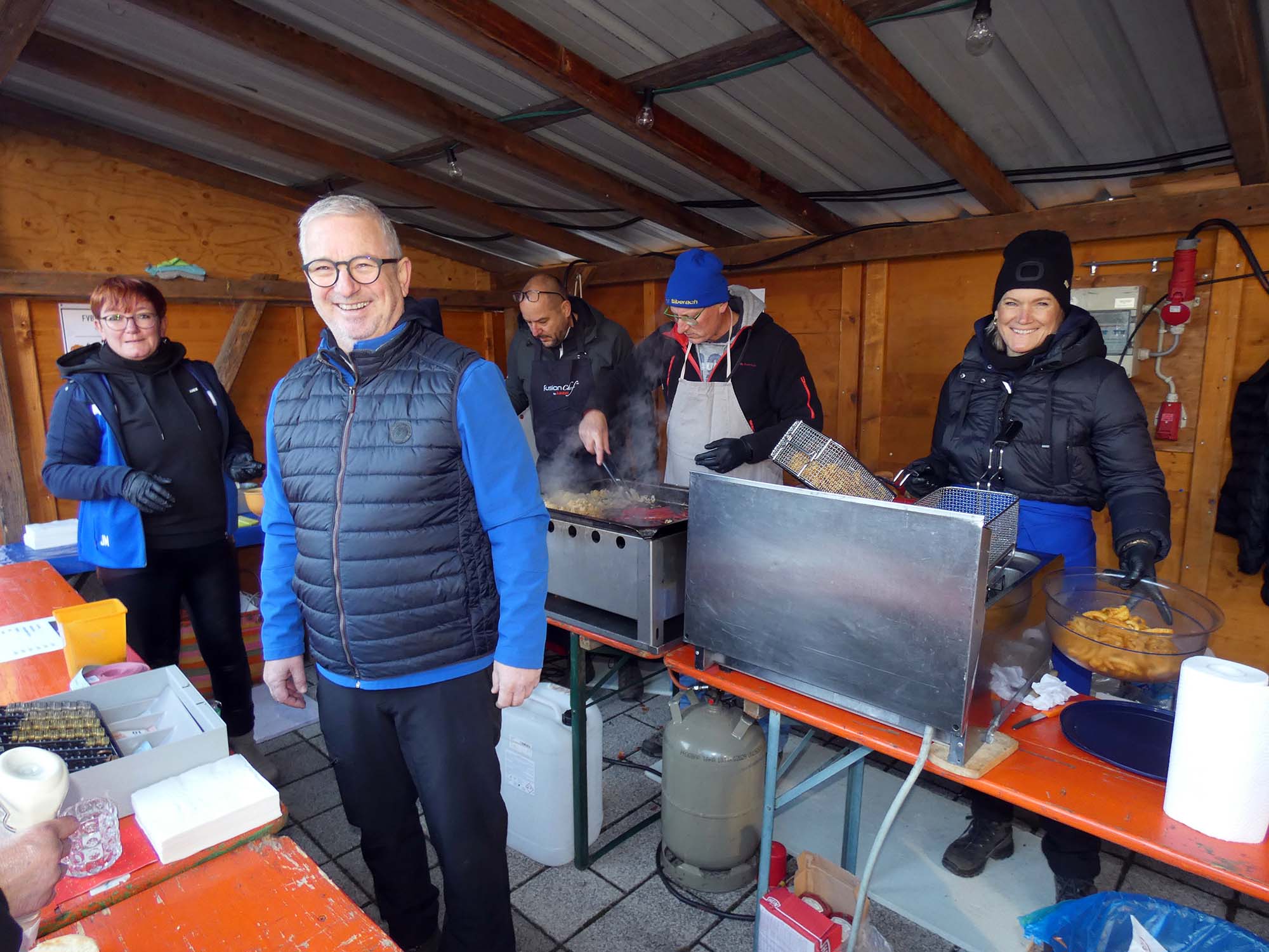 2024-12-2-BI-bia-Weihnachtsmarkt-und-FVB Bewirtung_FVB-Burger,Curly Fries,Merquez