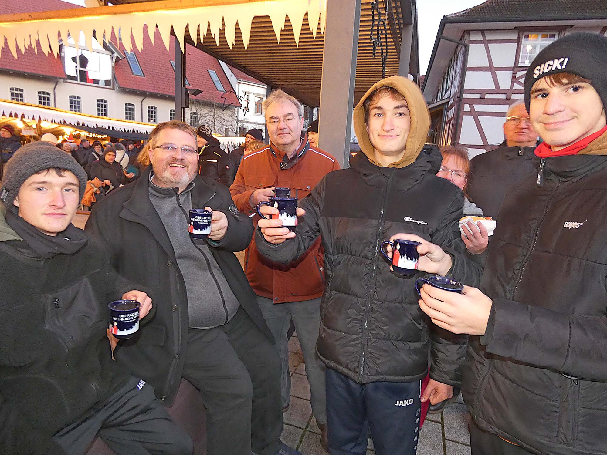 2024-12-2-BI-bia-Weihnachtsmarkt-und-Glühweinrunde