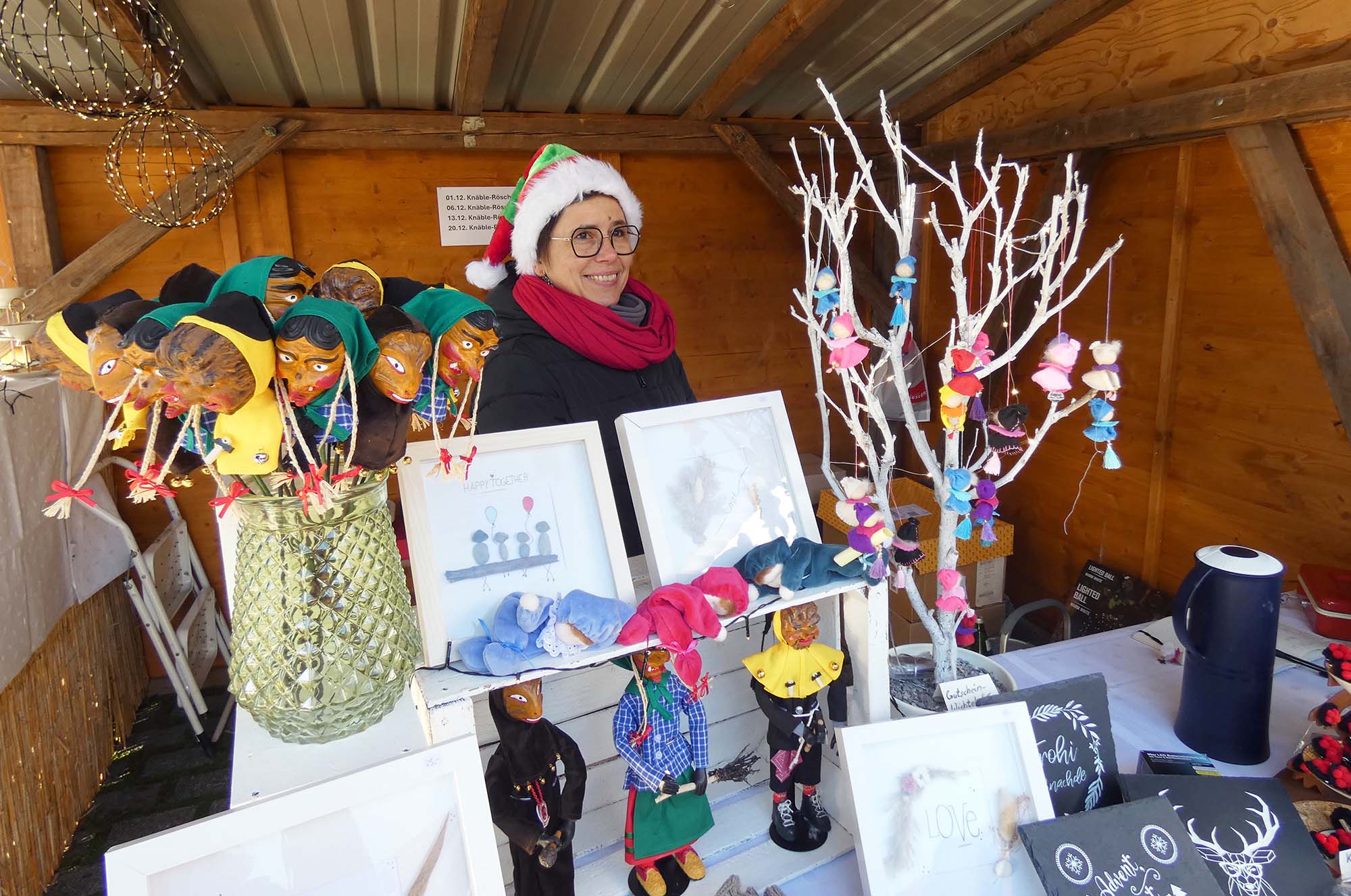 2024-12-2-BI-bia-Weihnachtsmarkt-und-Marktmeisterin-und-Stand Knäble-Rösch