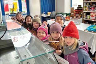 2024-12-20-BI-Fliegerkiste-Spende Tafel-IMG_8399