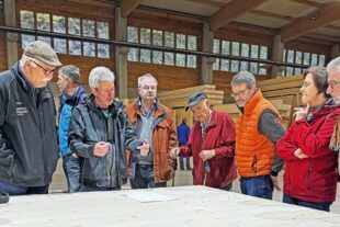 2024-12-6-BI-Gerhard-Große-Unimogfreunde-T-Gruppe bekommt Erläuterung an Holzplatte