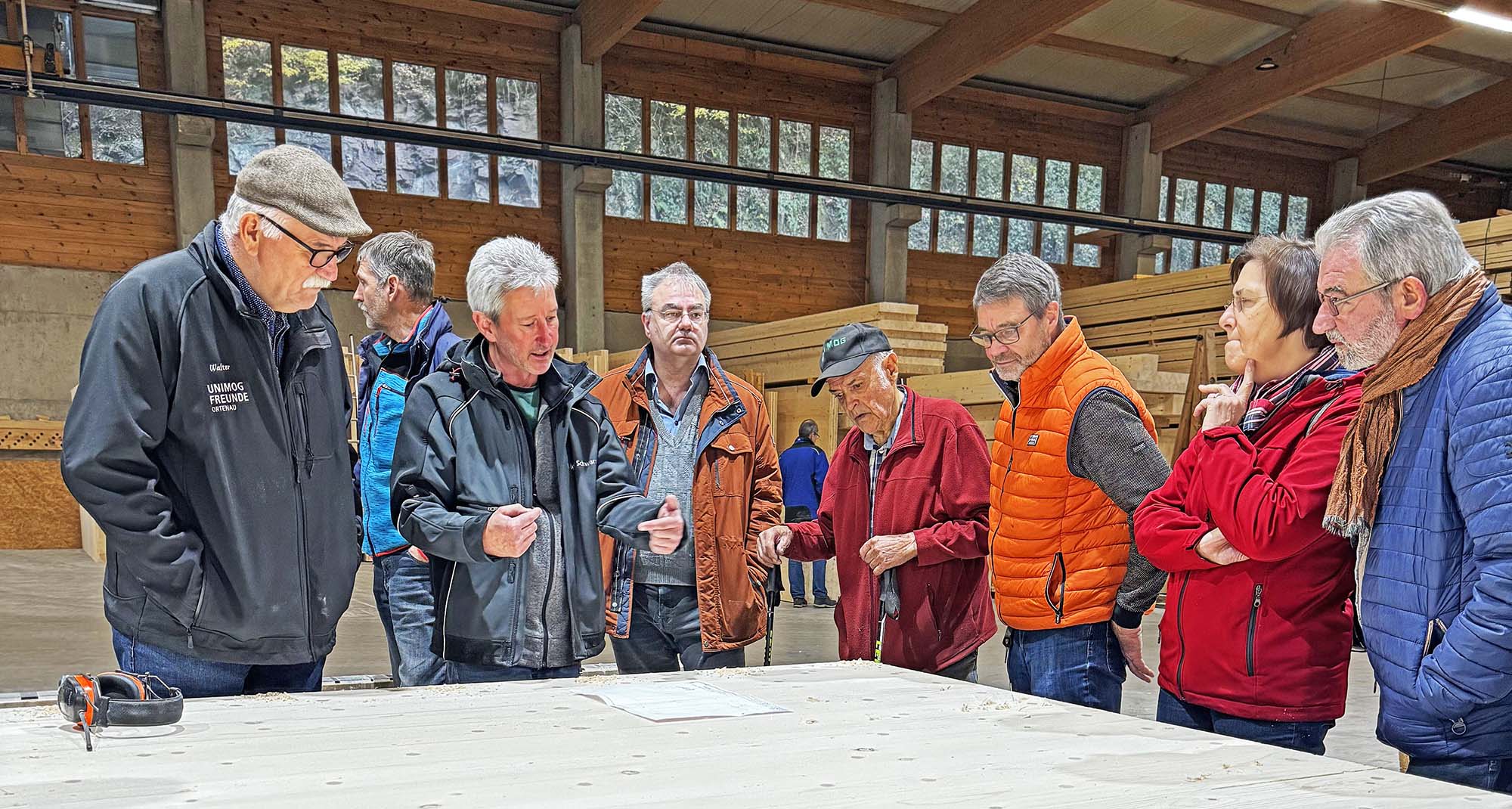 2024-12-6-BI-Gerhard-Große-Unimogfreunde-T-Gruppe bekommt Erläuterung an Holzplatte