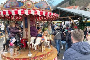 2024-12-6-NO-Touristen-Info-Weihnachtsmarkt-Das Kinderkarussell ist immer ein besonderer Magnet