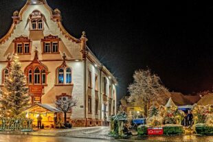 2024-12-6-OH-Tourist-Info-Adventswochenende-Auf dem Rathausplatz wird bewirtet