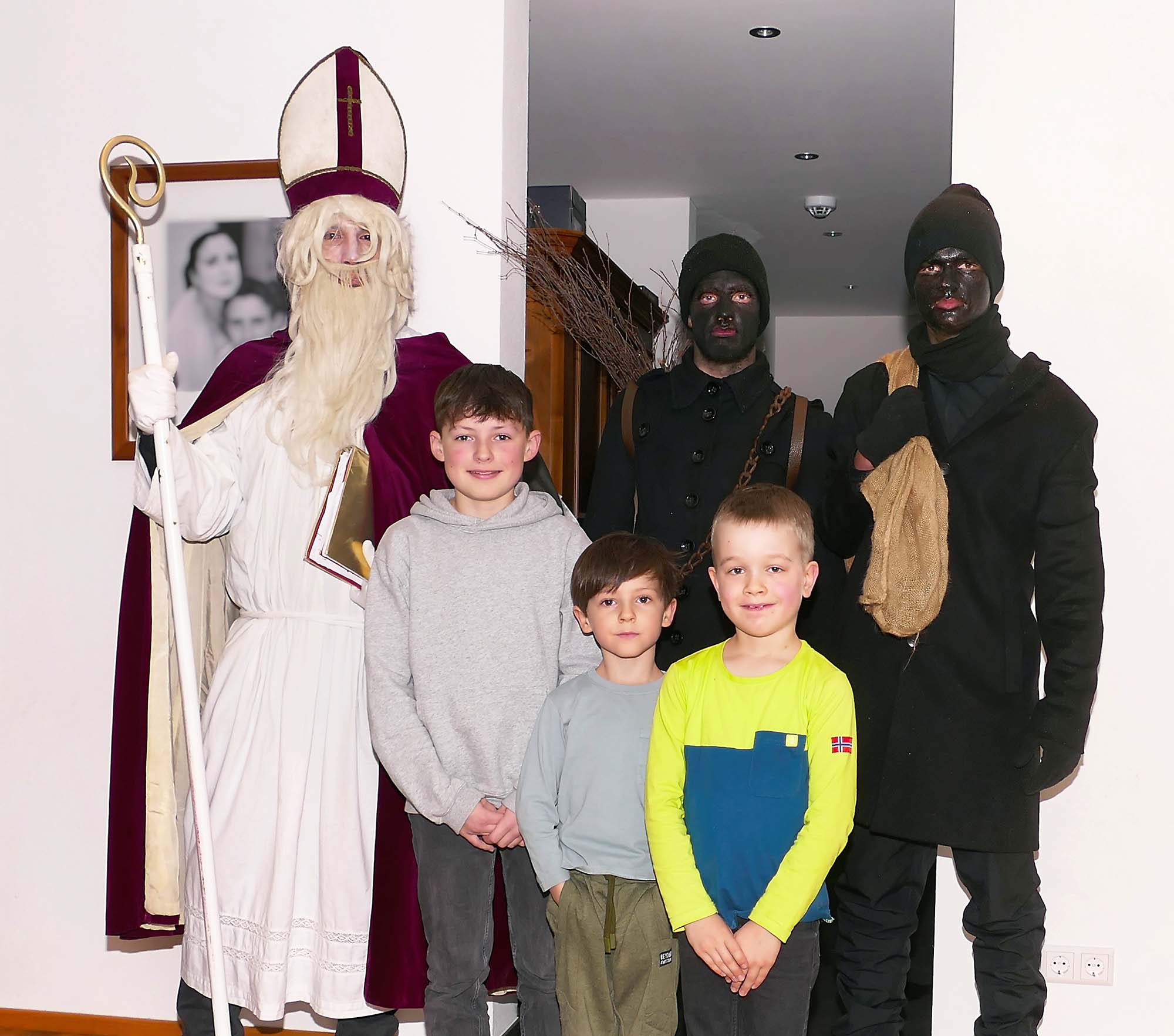 2024-12-6-ZE-UE-Martin Huber-Nikolaus-Freuten sich über die Geschenke vom Nikolaus, Marlon, Emilio und Jonathan, es gab aber auch Tadel[11]