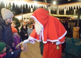 Der Nikolaus kam zu Besuch und ließ Kinderaugen strahlen
