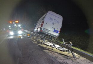 Sprinter landete auf der Leitplanke