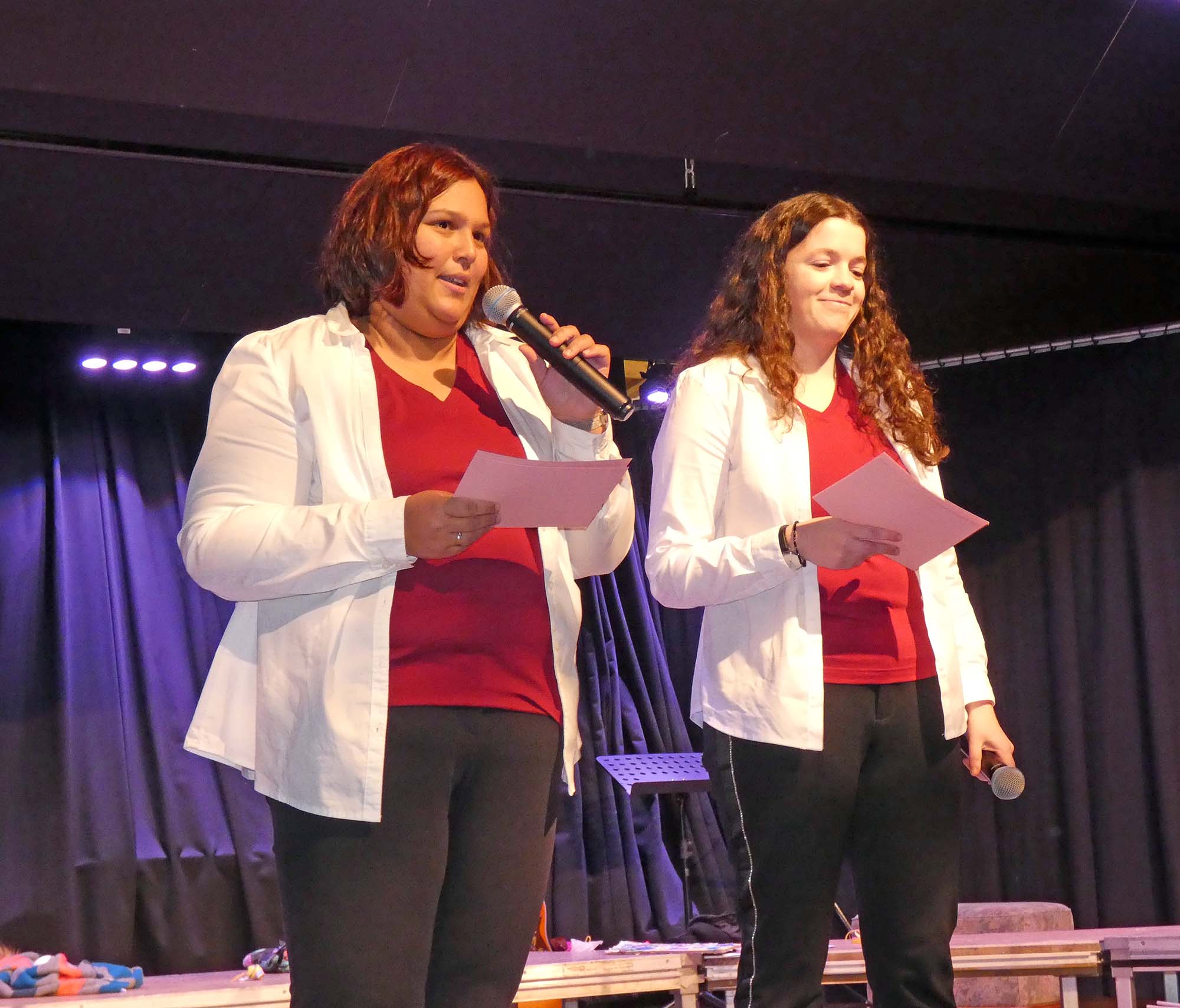 2025-1-3-OH-bia-Neujahrskonzert-und-Moderatorenduo