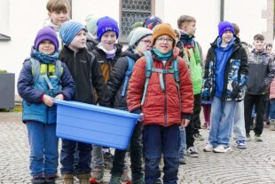 2025-2-26-ZE-UE-Martin Huber-Noch ist der Korb leer - aber im laufe des Tages wird er sich mit Süßigkeiten füllen