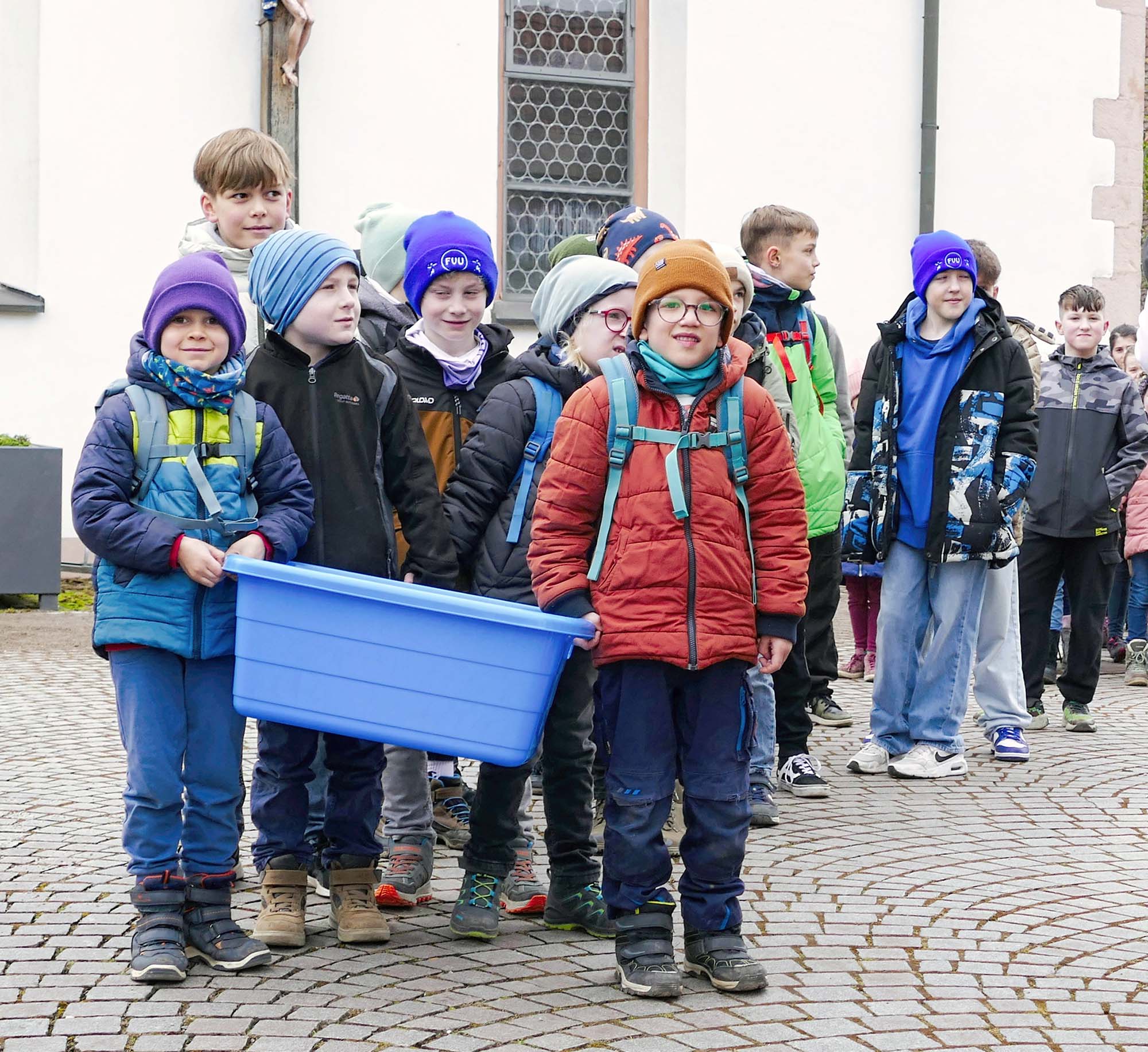 2025-2-26-ZE-UE-Martin Huber-Noch ist der Korb leer - aber im laufe des Tages wird er sich mit Süßigkeiten füllen