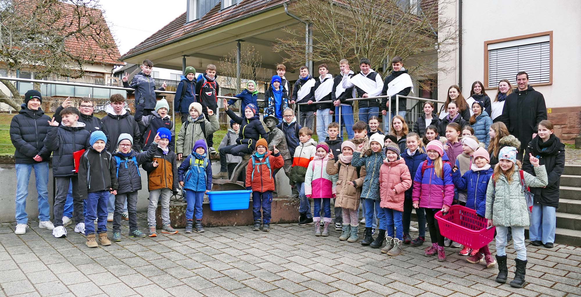 2025-2-26-ZE-UE-Martin Huber-Ortsvorsteher Dumin hat die Peterlistagspringer begrüßt-neu