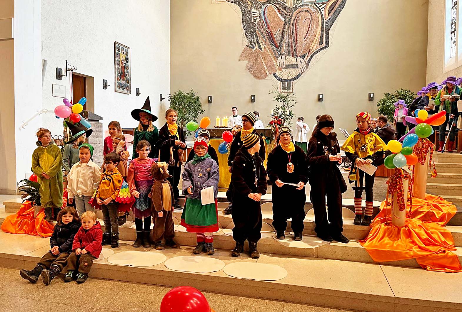 2025-2-28-BI-Wiebke Fix-Narrenmesse-Familienwortgottesdienst-Alle Kinder am Altar im Mittelpunkt