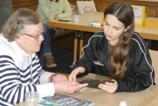 2025-2-3-ZE-bia-Schüler helfen Senioren-und-Eins-zu-Eins-Unterricht Paar