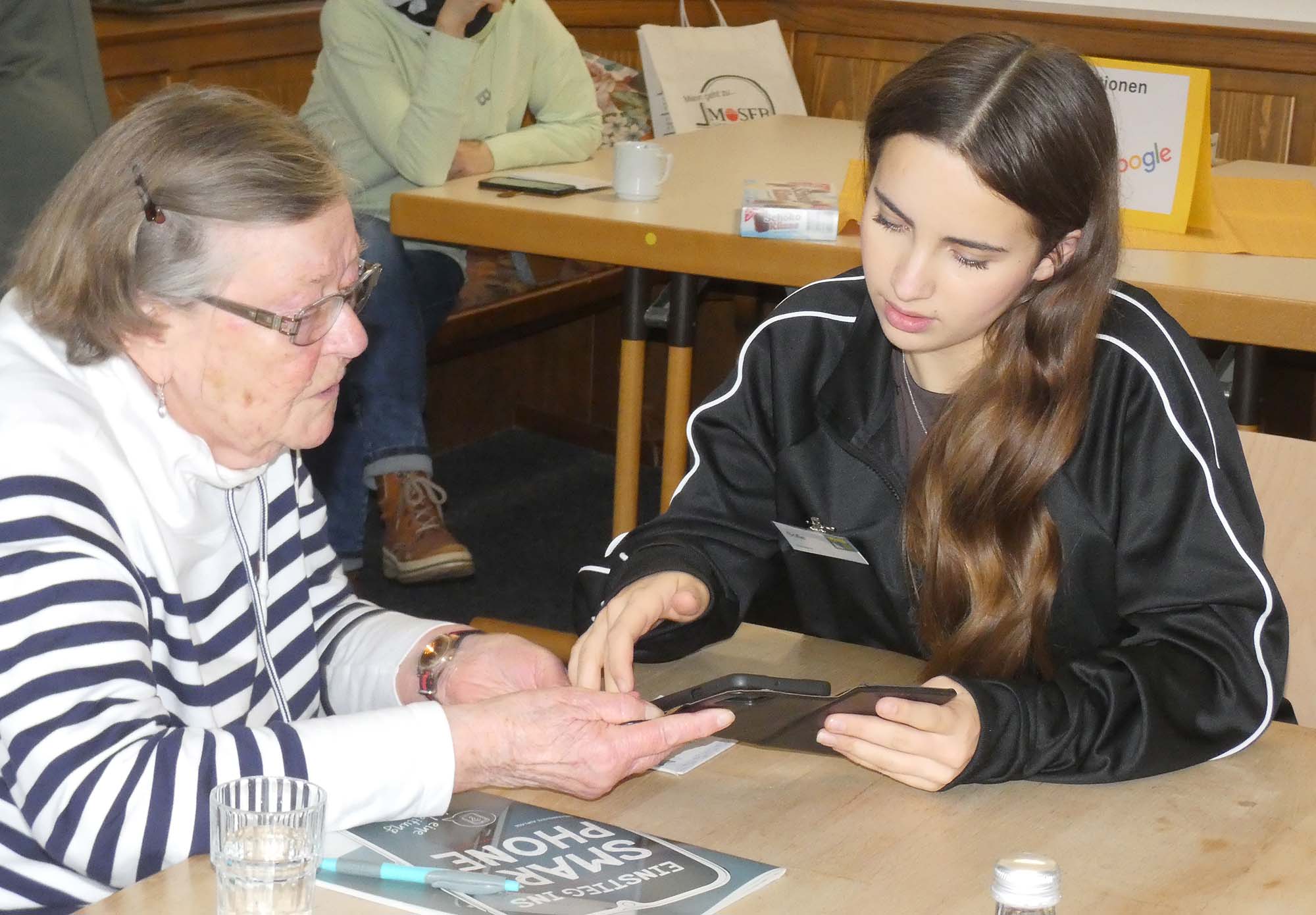 2025-2-3-ZE-bia-Schüler helfen Senioren-und-Eins-zu-Eins-Unterricht Paar