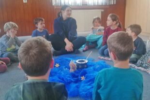 2025-3-10-BI-Wiebke Fix-Vorlesestunde-Bücherwürmer mit Vorleserin Marianne Aßmus