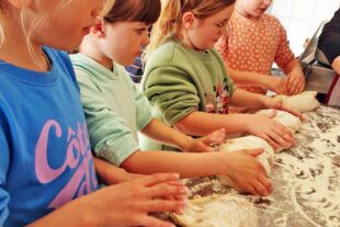 2025-3-19-OH-Melanie Gutmann Brot Kommunionkinder ace0a3b7-06b8-49c6-9d20-ce4fb6101213