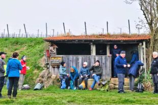 2025-3-26-ZE-UH-ibr- WuF Malterdingen Rast an einer Hütte in den Reben