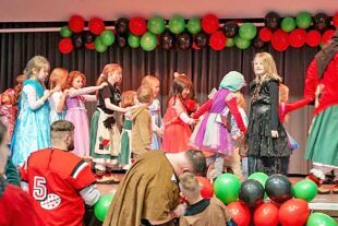 2025-3-3-ZE-UH-Natascha Comeau- Eckwaldhexen Kinderball_Bild4_Polonaise