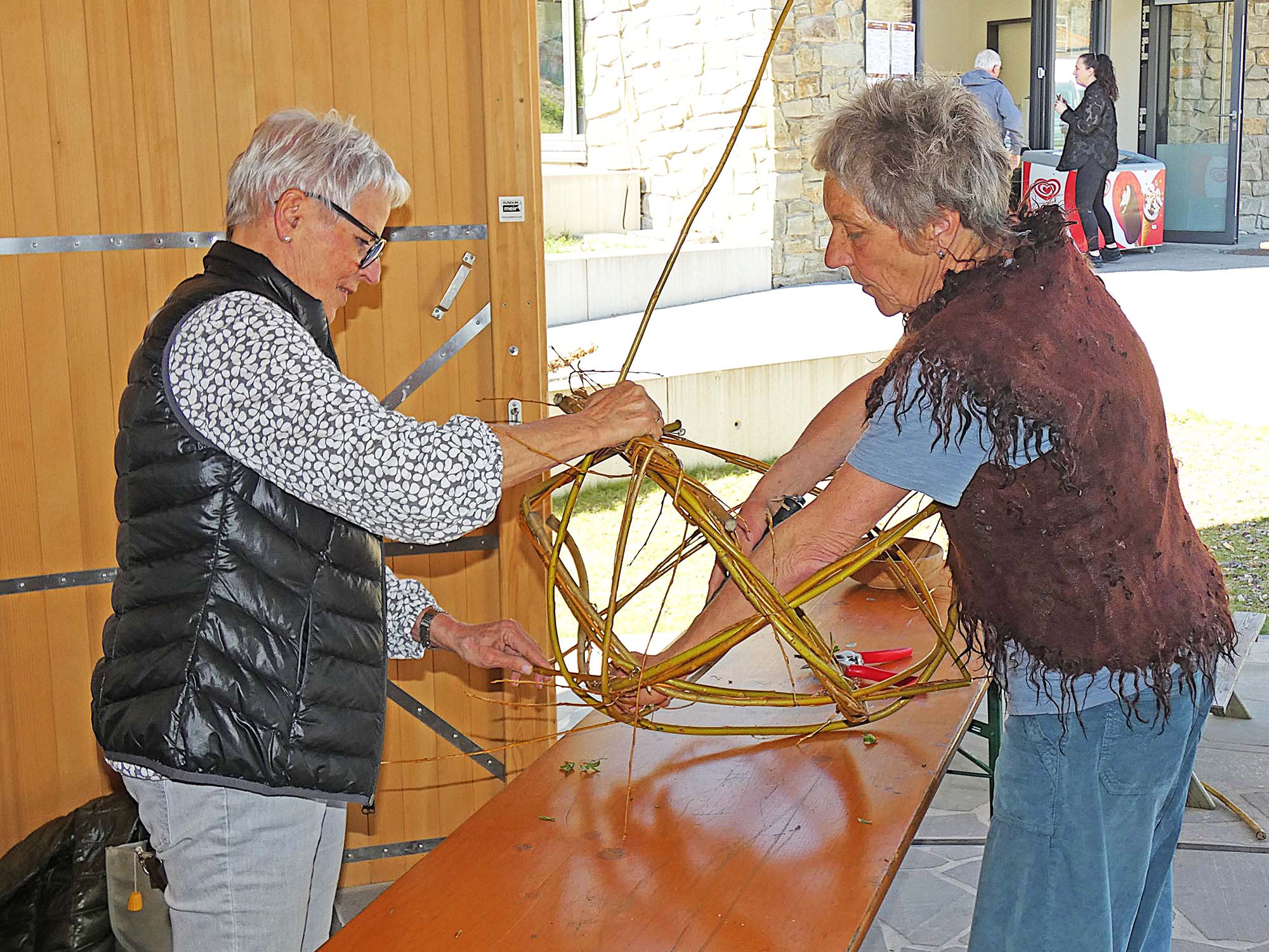 2025-4-17-NO-bia-Weidenflechten-und-Duo