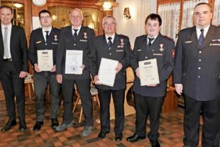 2025-4-2-OH-vo- FFW OH XT4V9379 2 Ehrungen