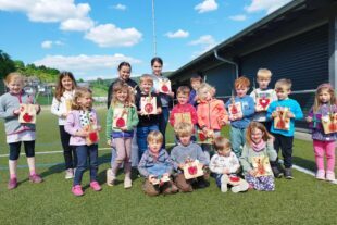 2025-5-14-OH-Kathrin Lehmann-DJK-Gruppenfoto mit den Kunstwerken