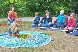 2025-5-19-BI- Ute Baur- Kinderkirche Mai Mandala in der Mitte