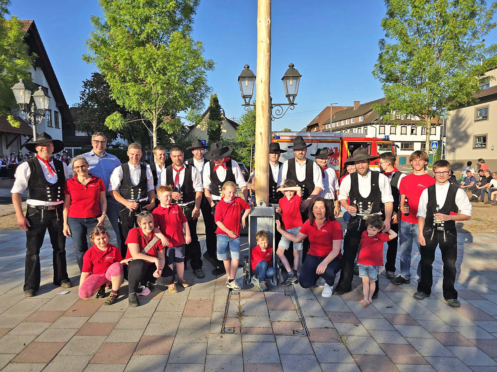 2025-5-2-ZE-UH-privat- Maibaumstellen Zimmermänner PHOTO-2025-05-01-11-36-51