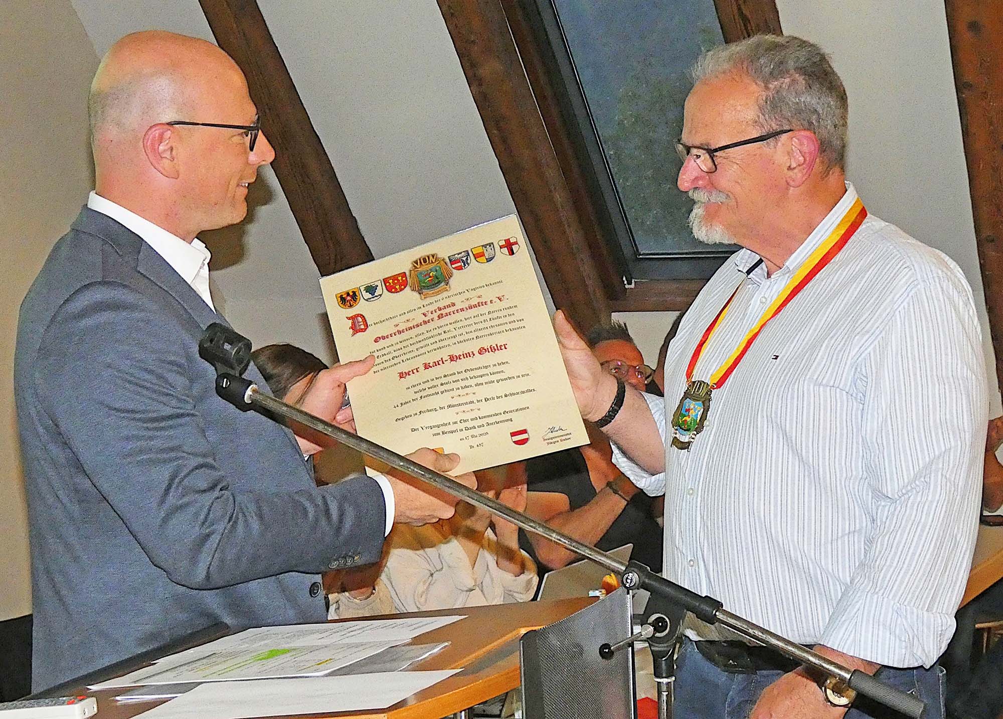2025-5-23-BI-bia-Narrenzunft-und-VON-Urkunde an Karl-Heinz_Charly_Gißler
