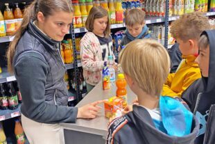 2025-5-23-ST-Steinach-Unternehmen-Edeka-Ernährungsprojekt Kl. Steinach 2025_6 Getränke
