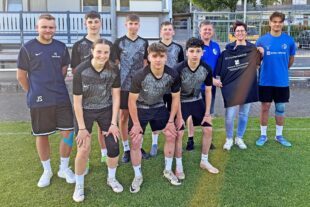 2025-5-27-ZE-UH-Verein-B-Jugend-Bild FVU Übergabe Warmlaufshirts.jpg