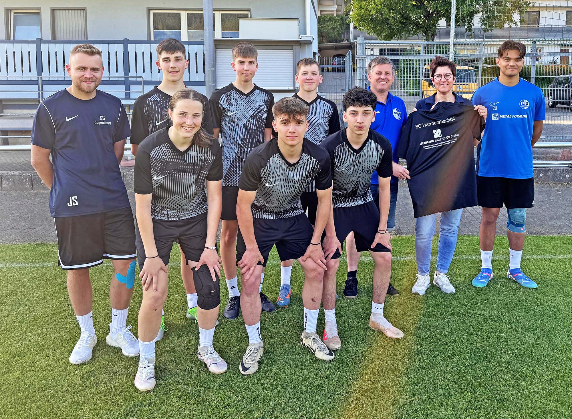 2025-5-27-ZE-UH-Verein-B-Jugend-Bild FVU Übergabe Warmlaufshirts.jpg