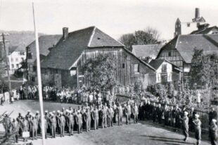 2025-5-7-BI-Archiv Peter Kaufmann-0024_franösische Besatzung 1945 Fahnenappel Rathaus
