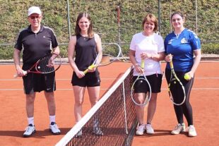Zwei Teams vor dem Match bei der Saisoneröffnung