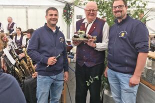 2025-6-10-BI-PB-lth- Pfingsthock Feuerwehrfest Foto 2 Präsentübergabe IMG_2570