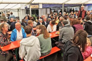 2025-6-10-BI-PB-lth- Pfingsthock Feuerwehrfest Foto 4 Besucher mit Thekenpersonal IMG_2555