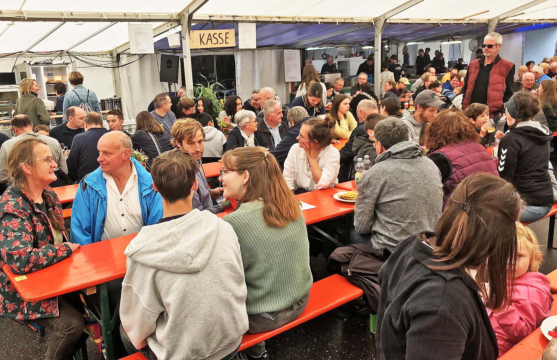 2025-6-10-BI-PB-lth- Pfingsthock Feuerwehrfest Foto 4 Besucher mit Thekenpersonal IMG_2555