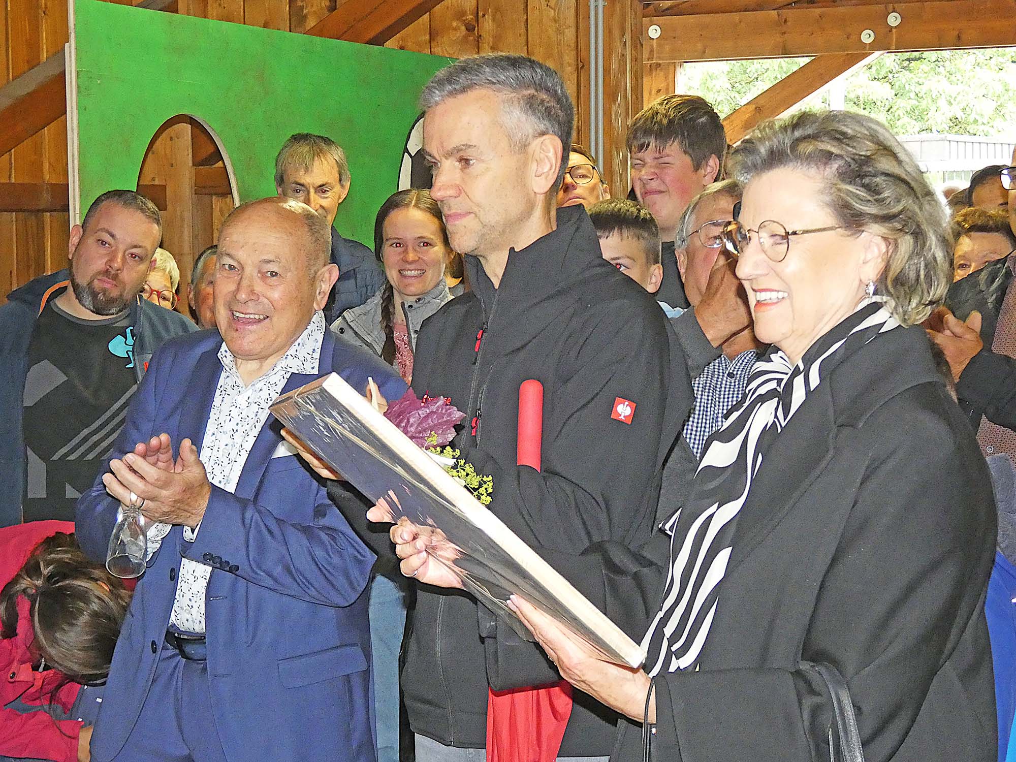 2025-6-10-NO-bia- Schwimmbad Eröffnung-und-SP Präsent Marlies Junker