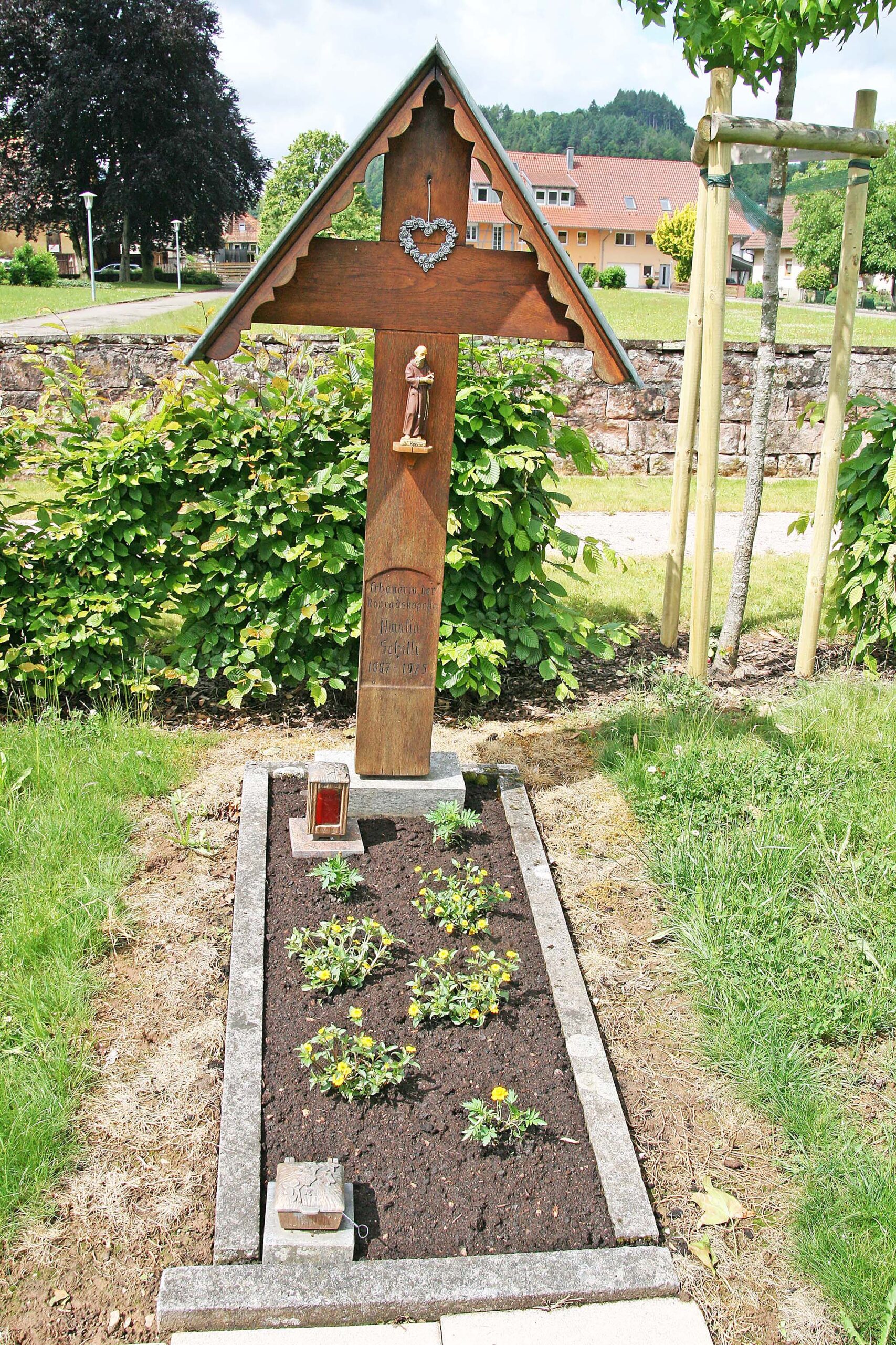 2025-6-13-BI-dp-Jubiläum Konradskapelle-Grab Amalia Schilli a