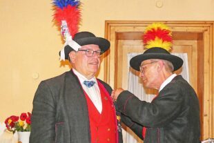 2025-6-20-OH-bia-Historische Bürgerwehr Oberharmersbach-Ehrungen 2025+ SP Nitsche Verleihung Sonderkreuz blau