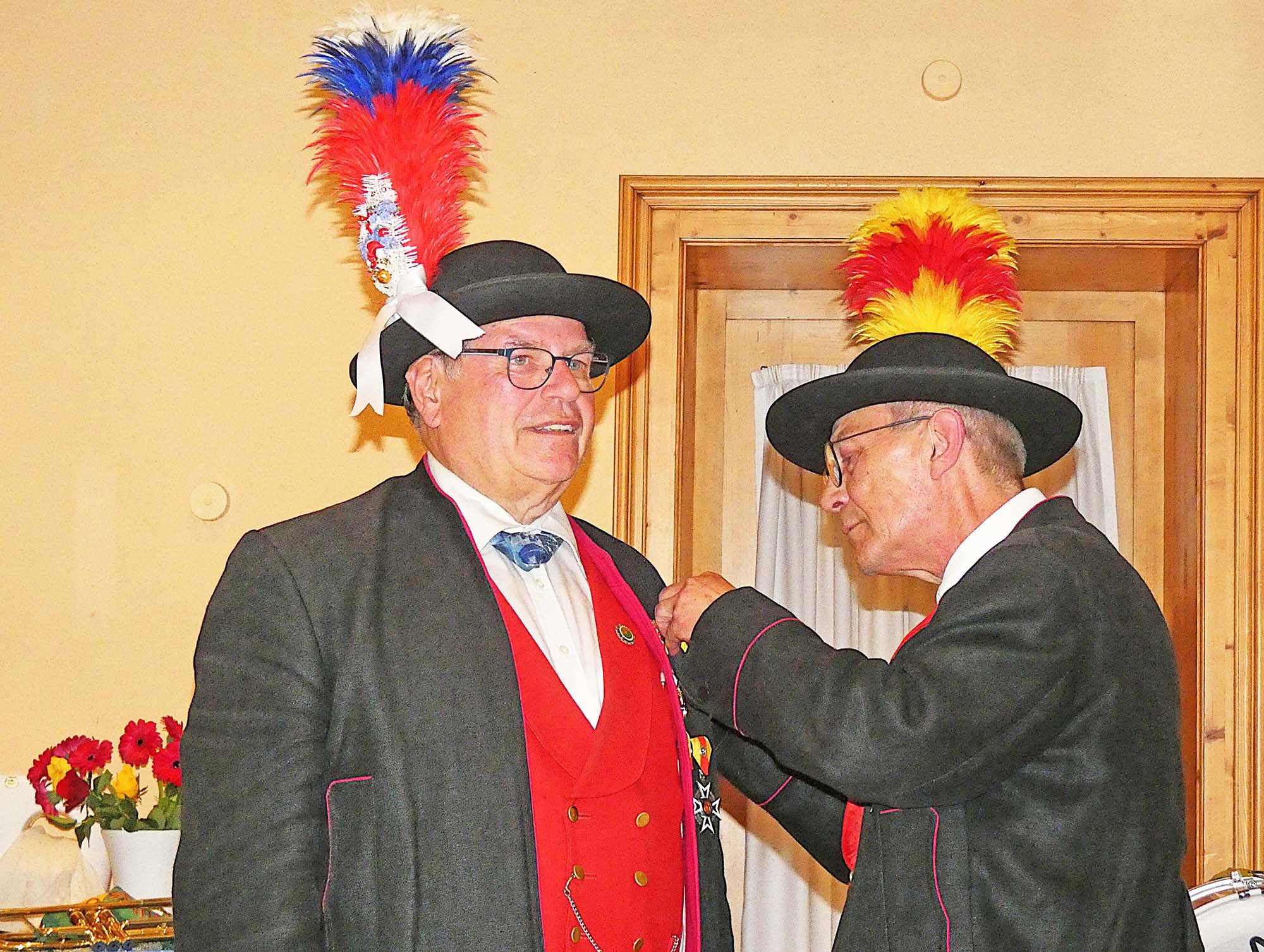 2025-6-20-OH-bia-Historische Bürgerwehr Oberharmersbach-Ehrungen 2025+ SP Nitsche Verleihung Sonderkreuz blau