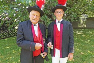 2025-6-20-UH-bia-Historische Bürgerwehr Unterharmersbach-Ehrungen 2025-emotionaler Moment_Uhrenübergabe