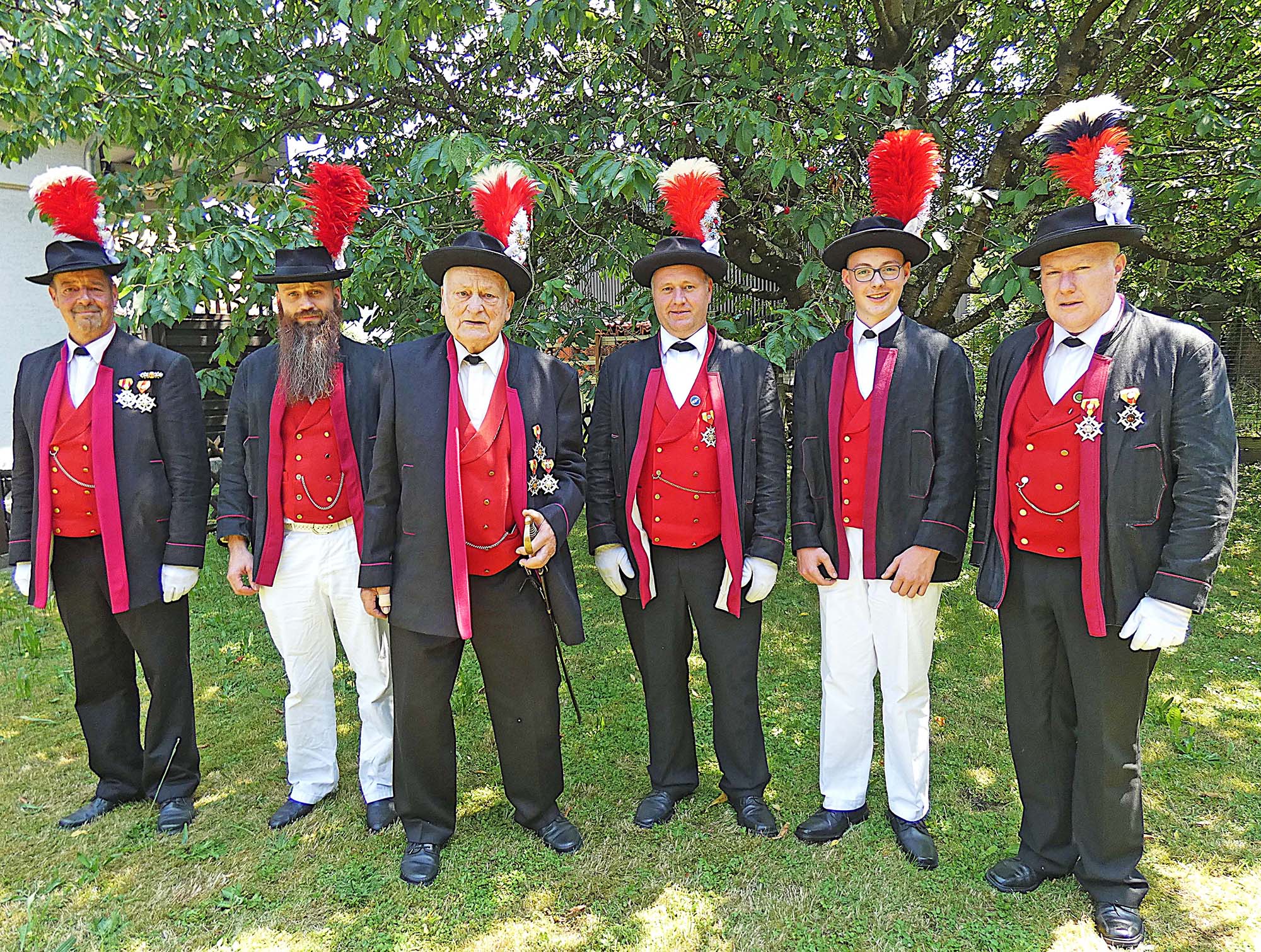 2025-6-20-UH-bia-Historische Bürgerwehr Unterharmersbach-Ehrungen 2025-und-drei Generationen