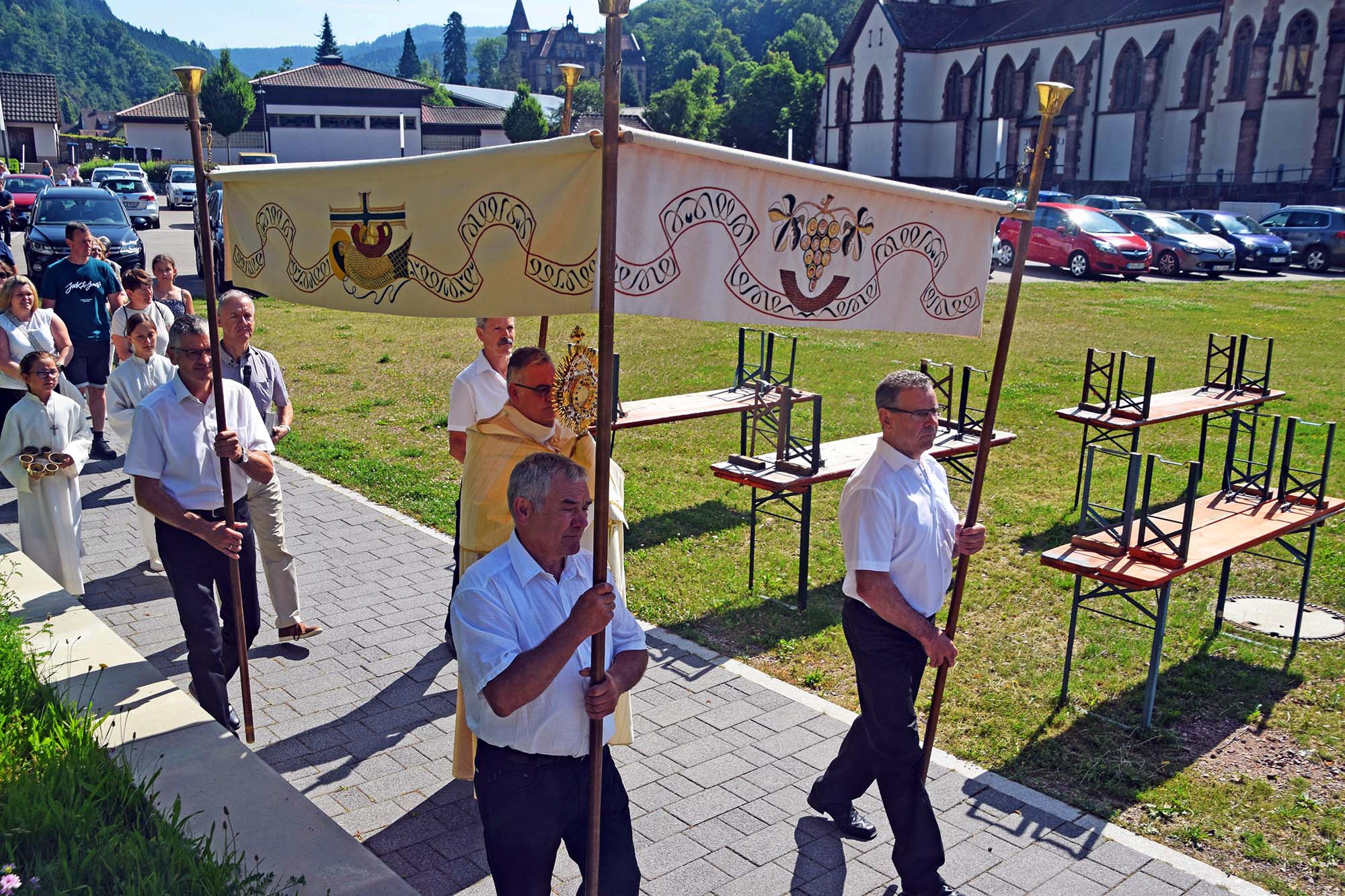 2025-6-25-NO-Kirchengemeinde St Ulrich-Fronleichnam-(c) Herbert Vollmer-DSC_2379