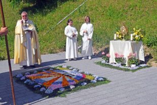 2025-6-25-NO-Kirchengemeinde St Ulrich-Fronleichnam-(c) Herbert Vollmer-DSC_2381