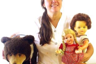 2025-6-27-NO-mnb- Puppendoktor Sprechstunde Puppendoktorin mit Patienten