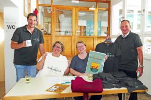 2025-6-6-ZE-UE-Martin Huber-Feuerwehrfest-Vorstellung der Artikel zum 950-jährige Jubiläum mit dem Unterentersbach-Logo