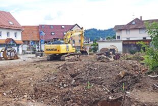 2025-7-21-BI-bia-Orbau Gasthaus Kreuz Spatenstich-und-Brachfläche-und-Arbeitsgerät