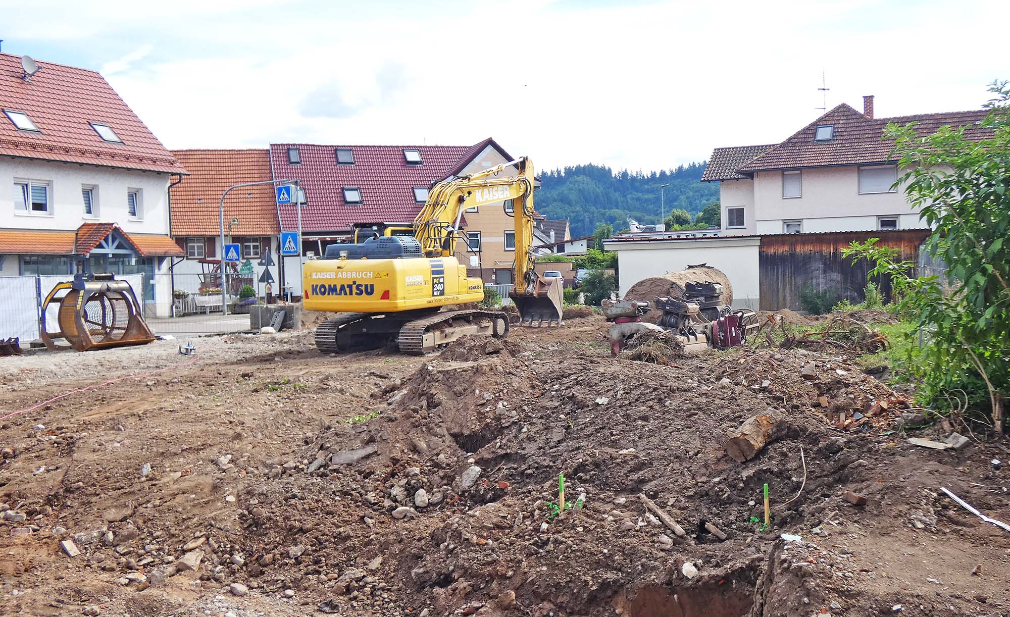 2025-7-21-BI-bia-Orbau Gasthaus Kreuz Spatenstich-und-Brachfläche-und-Arbeitsgerät