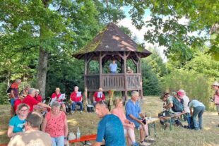 2025-7-21-sp- Nachbericht 10 Jahre Hahn und Henne©Tom Kienzle - Dorfmusikanten am Eckwaldpavillion - 10 Jahre Hahn und Henne